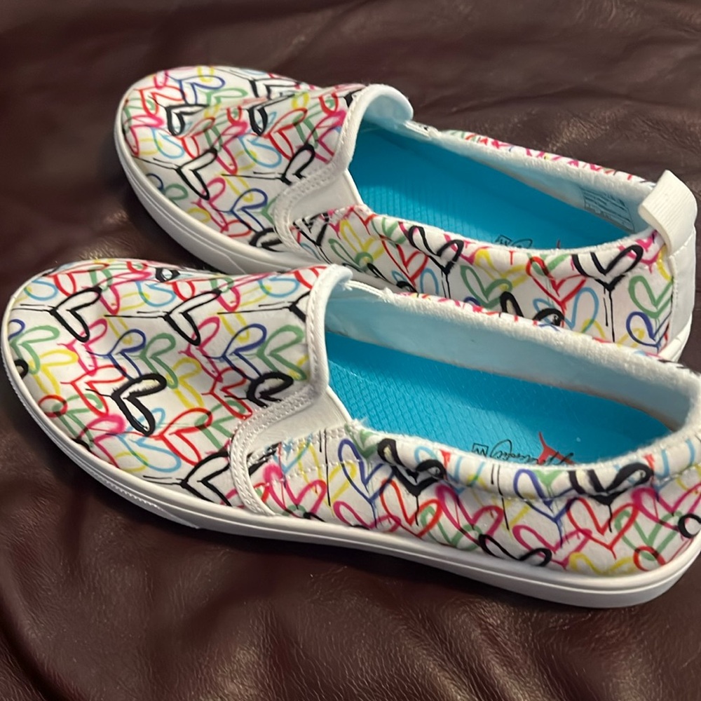 New without tags women’s US size 9 Skechers casual slippers with heart design